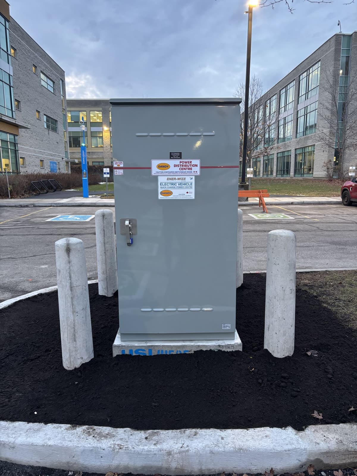 Power distribution centre for a public EV charging installation